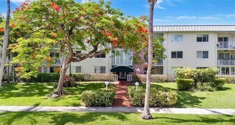 240 Galen Dr, Unit 112 in Key Biscayne, FL - Building Photo
