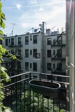 Mott Street in New York, NY - Foto de edificio - Building Photo