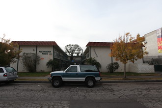 Alexander Arms in Winnetka, CA - Building Photo - Building Photo