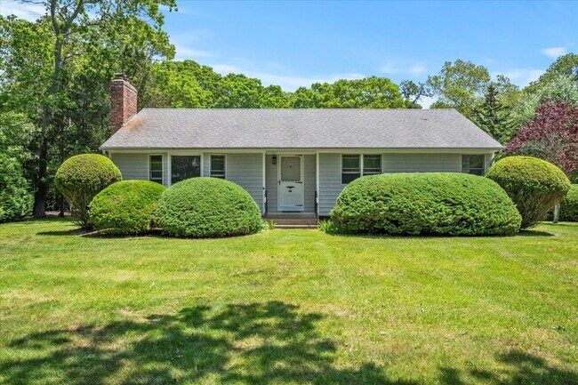 64 Old Depot Rd in Quogue, NY - Building Photo - Building Photo