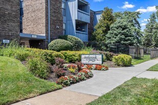4056 Warwick Blvd, Unit Inglenook Condominiums in Kansas City, MO - Building Photo
