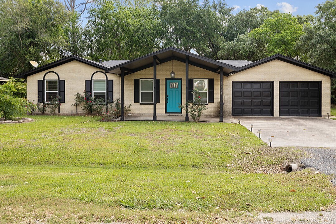 1415 Palm Dr in Winnie, TX - Building Photo