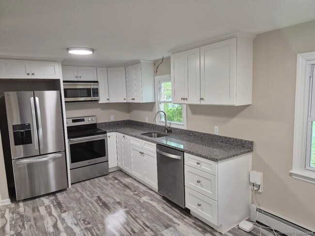 404 Denslow St in Windsor Locks, CT - Building Photo - Building Photo