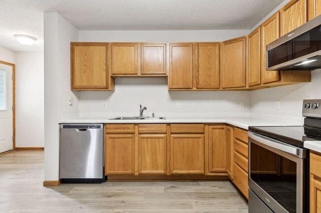 337 Williamsburg Pl in New Richmond, WI - Building Photo - Building Photo
