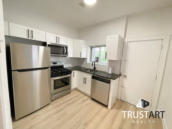 1910 N Myrtlewood St in Philadelphia, PA - Building Photo