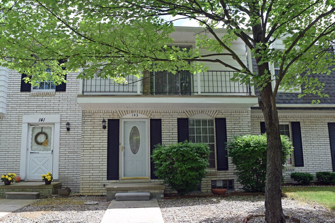 143 Stratford Ln in Rochester Hills, MI - Foto de edificio
