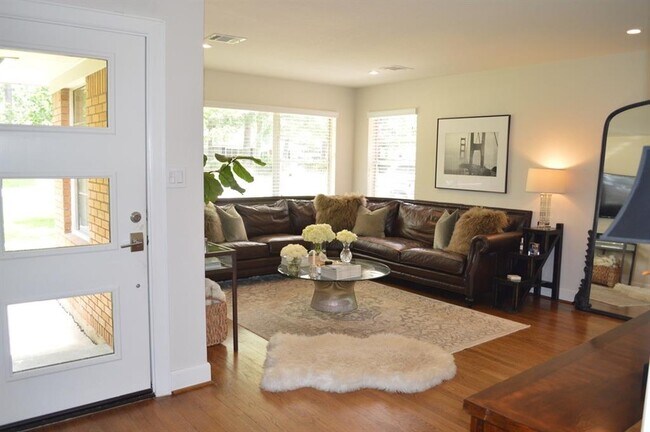 1744 Pine Village Dr in Houston, TX - Building Photo - Building Photo