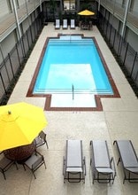 Patio Villa in Metairie, LA - Foto de edificio - Building Photo