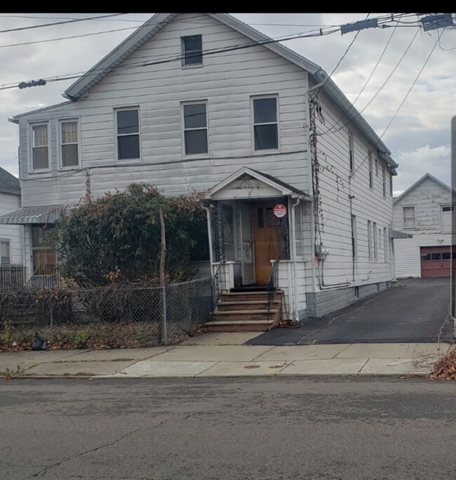 23 Rutherford St, Unit 2nd floor