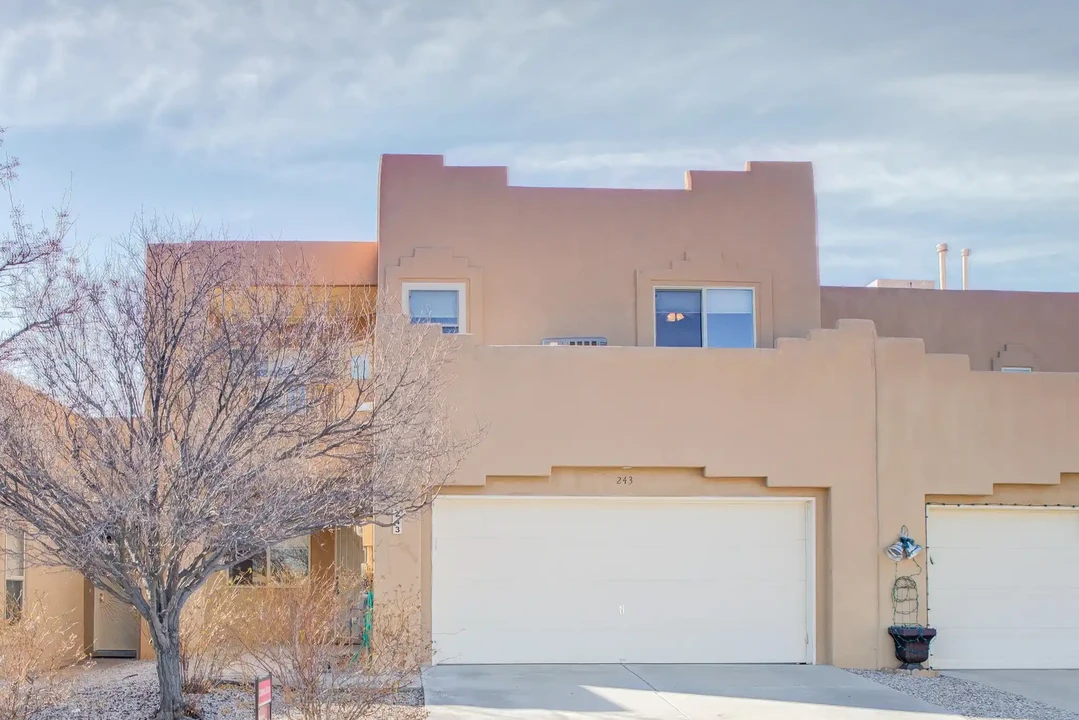 243 Hendren Ln NE in Albuquerque, NM - Building Photo