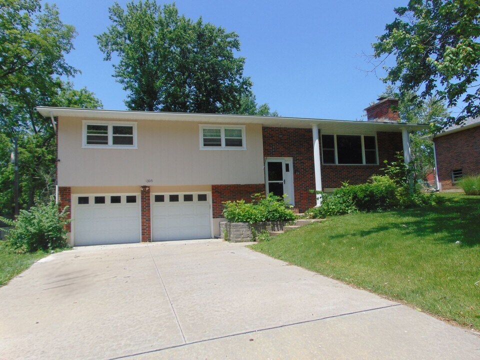 1305 Jake Ln in Columbia, MO - Building Photo