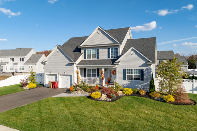 Whispering Pines in Bayville, NJ - Foto de edificio - Building Photo