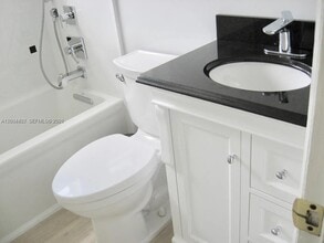 2140 NE 180th St in North Miami Beach, FL - Building Photo - Building Photo