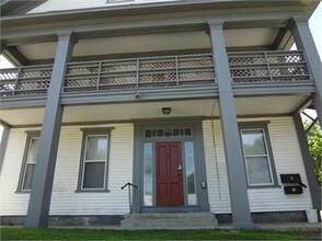 7 Russell St in Plymouth, NH - Foto de edificio - Interior Photo