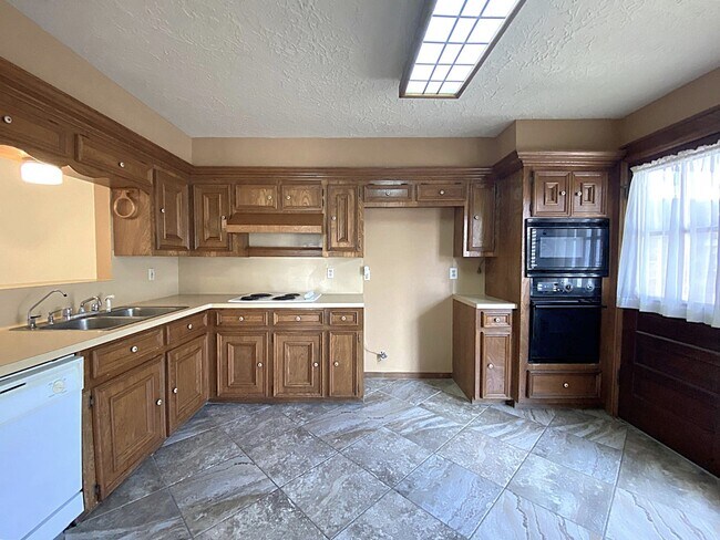 property at 9515 Hendon Ln