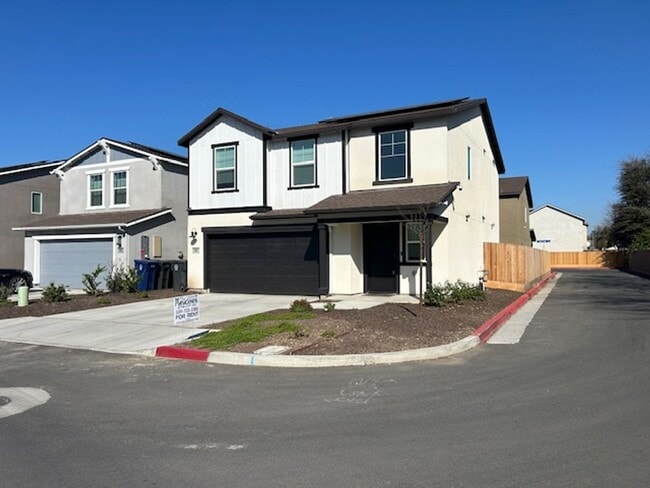 1902 W Meadow Ct in Tulare, CA - Building Photo - Building Photo