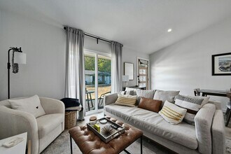 1215 Hollow Creek Dr in Austin, TX - Building Photo - Building Photo