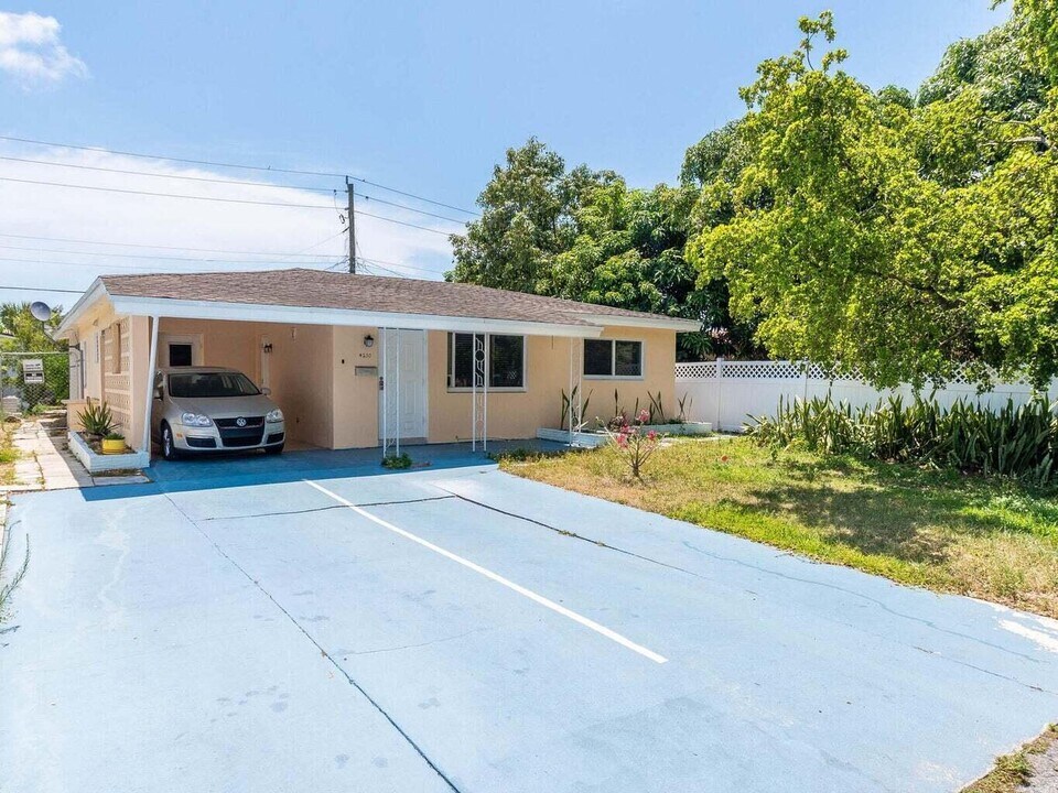 4230 NE 1st Terrace in Oakland Park, FL - Building Photo