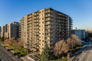 Le Challenger in Montréal, QC - Building Photo
