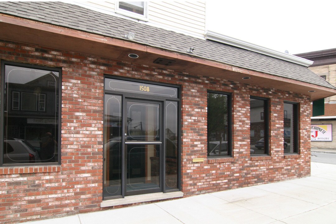 1498-1508 Pleasant St in Fall River, MA - Building Photo