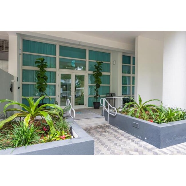 1723 SW 23rd St in Miami, FL - Foto de edificio - Building Photo