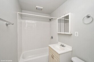 1421 N Dearborn St, Unit 1425-D1 in Chicago, IL - Building Photo - Building Photo