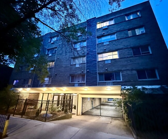 property at 1415 W Lunt Ave