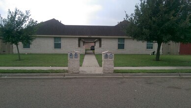 825 W Bronze Dr, Unit 1 in Pharr, TX - Foto de edificio - Building Photo