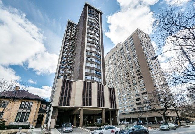 6325 N Sheridan Rd in Chicago, IL - Building Photo