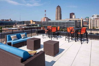 1400 E Walnut St in Des Moines, IA - Building Photo - Building Photo