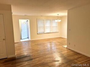 285 Artist Lake Dr in Middle Island, NY - Building Photo - Building Photo