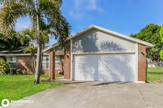 253 SW Tulip Blvd in Port St. Lucie, FL - Building Photo - Building Photo