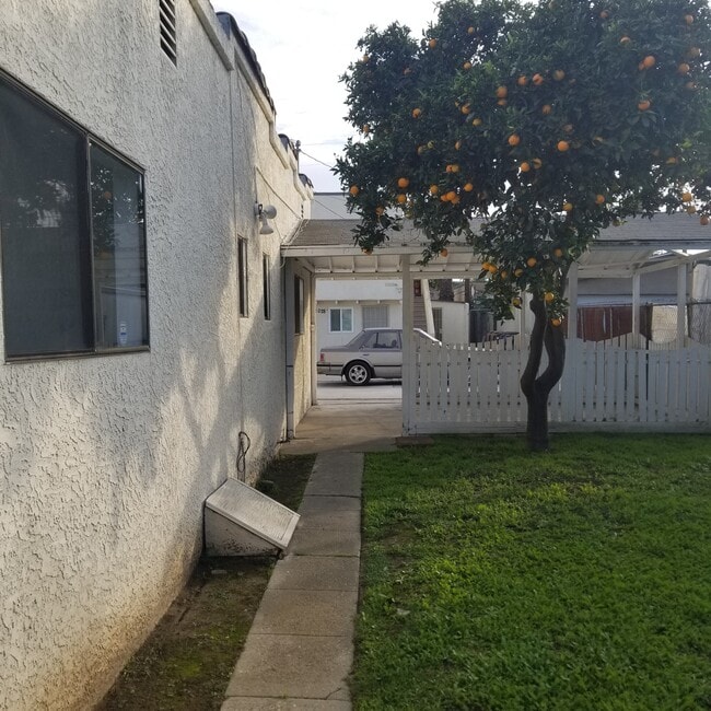 1032 W 103rd St in Los Angeles, CA - Building Photo - Building Photo