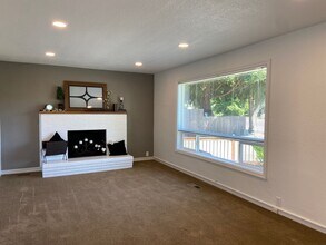 355 Irving Rd in Eugene, OR - Building Photo - Building Photo