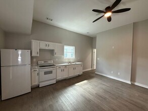 233 E Cambridge Ave in Greenwood, SC - Foto de edificio - Building Photo
