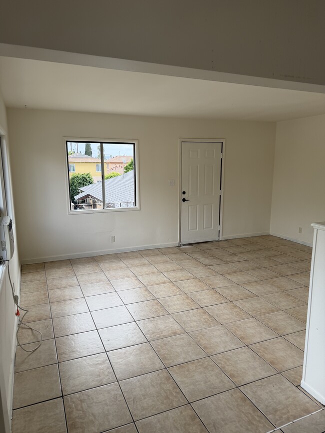 15231 Acre St, Unit D in North Hills, CA - Foto de edificio - Building Photo