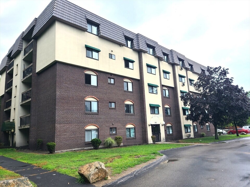 566 Washington St in Weymouth, MA - Building Photo