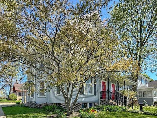 140 Broadway, Unit 2 in Libertyville, IL - Building Photo - Building Photo