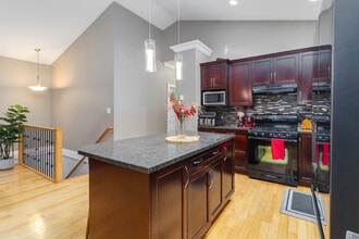 909 Cavalcade Terr in Victoria, BC - Building Photo - Building Photo