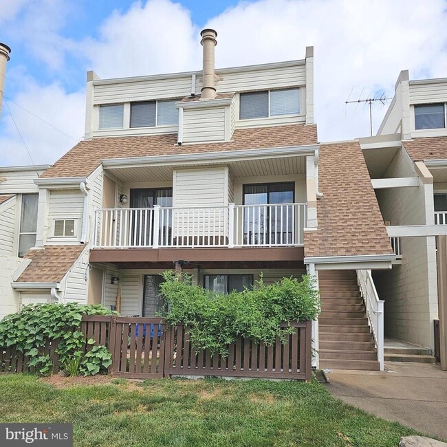 property at 1005 Warwick Ct