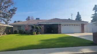 3416 Waldport Ln in Bakersfield, CA - Building Photo