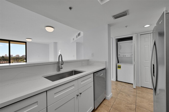 1690 SW 27th Ave in Miami, FL - Building Photo - Building Photo