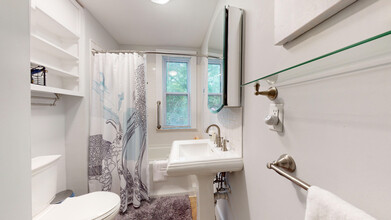 16 Linder Ter, Unit 1 in Newton, MA - Foto de edificio - Building Photo