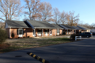 Woodbridge Apartments in Reidsville, NC - Building Photo - Building Photo