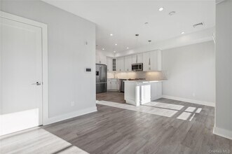 355 Phillips Park Rd in Mamaroneck, NY - Building Photo - Building Photo