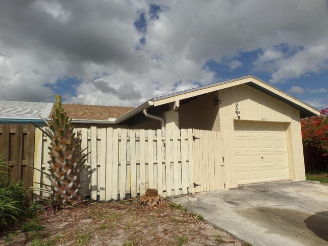 8633 Pluto Terrace in West Palm Beach, FL - Building Photo - Building Photo