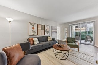 The Lantern Apartments in Austin, TX - Foto de edificio - Building Photo