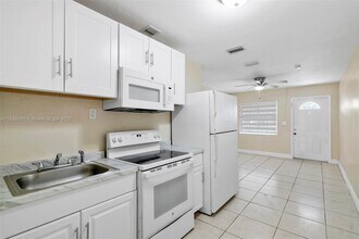 6241 SW 24th St in Miramar, FL - Building Photo - Building Photo