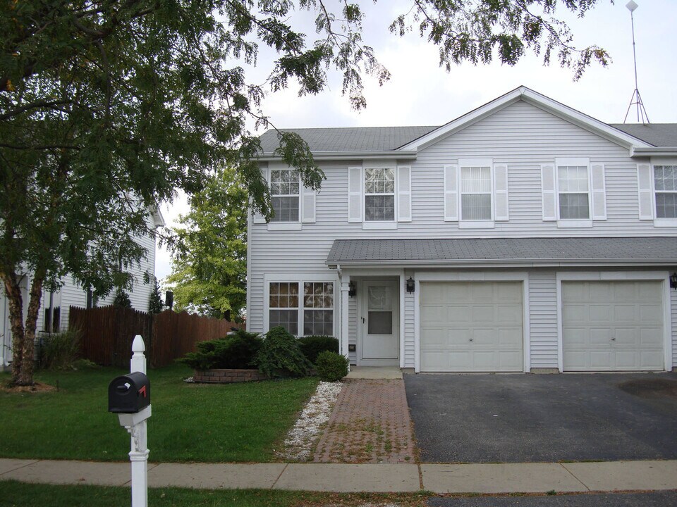 2835 Cedar Glade Dr in Naperville, IL - Building Photo