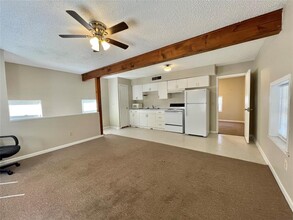1125 N Valderas St in Angleton, TX - Building Photo - Building Photo